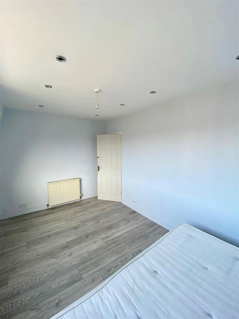 2 bed property in Chandlers Way, Romford
